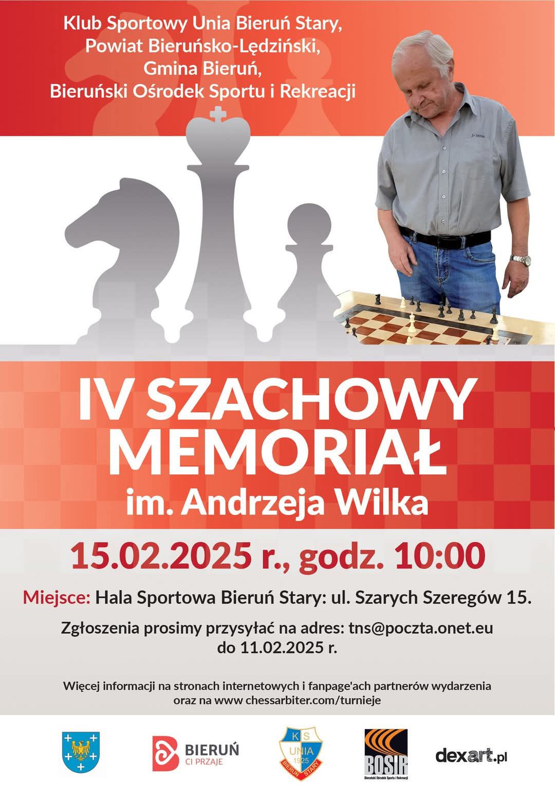 Plakat informacyjny w kolorach czerwonym oraz białym z szarą grafiką szachów oraz zdjęciem A. Wilka przy szachownicy