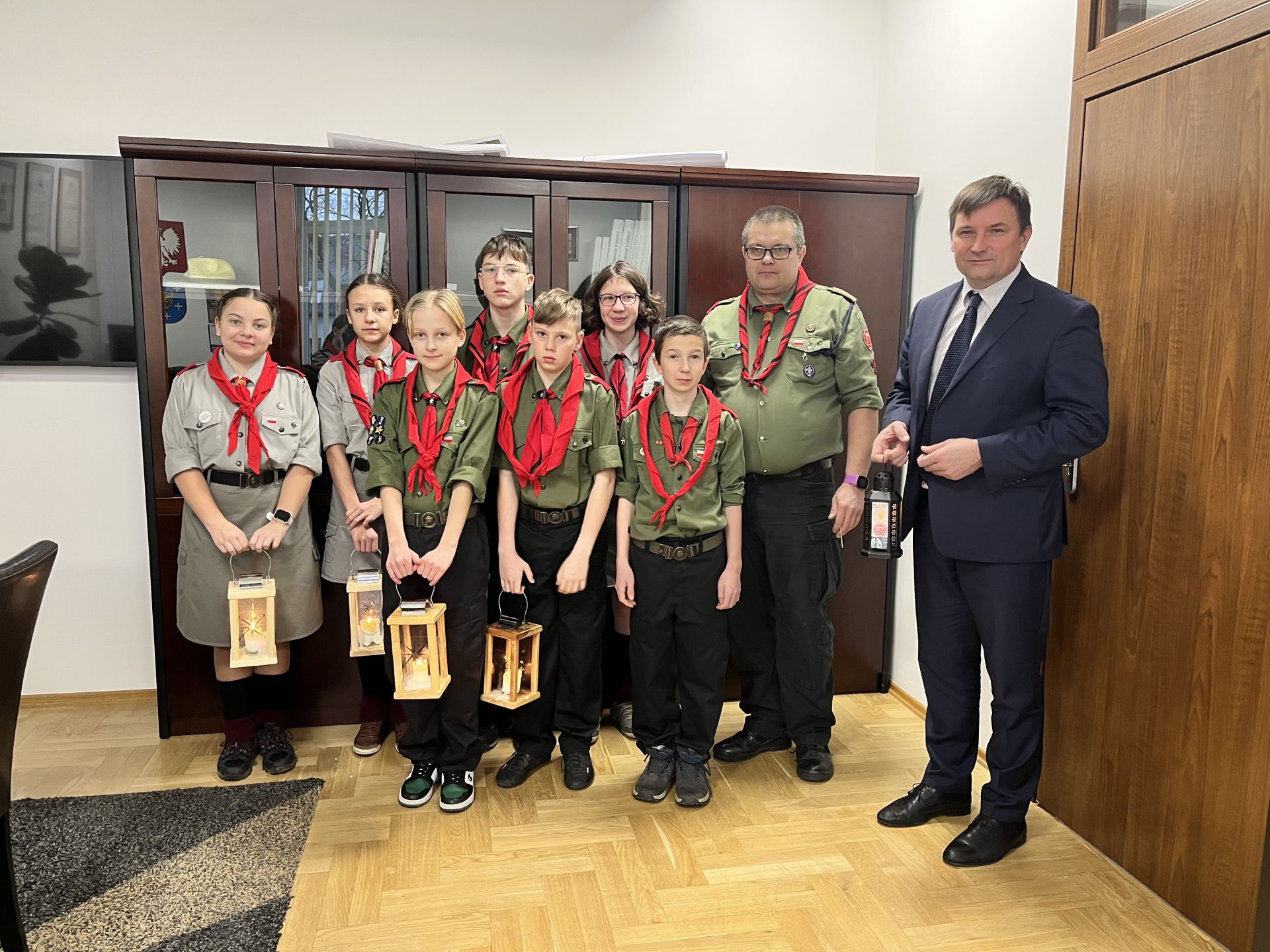 Zdjęcie przedstawiające grupę harcerzy wraz ze starostą w jego gabinecie