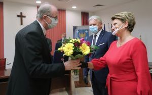Starosta wraz z Przewodniczącą Rady Powiatu wręczją nagrodę księdzu kanonikowi Januszowi Kwapiszewskiemu