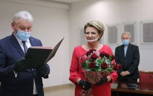 Starosta Bieruńsko-Lędziński odczytujący list gratulacyjny Burmistrza Miasta Bierunia